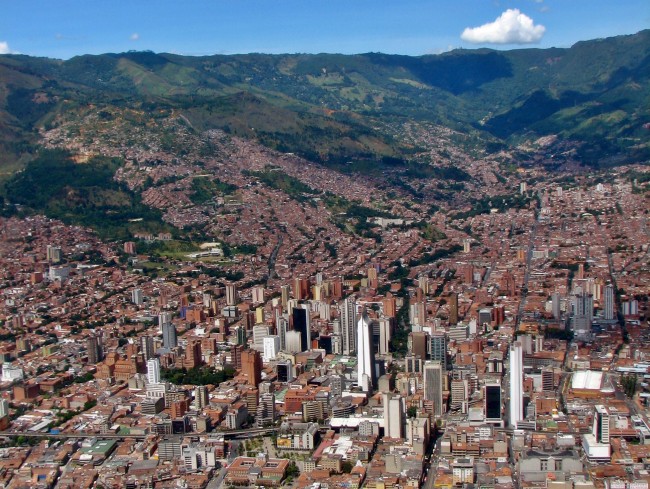 Centro_de_Medellin-Colombia_(cropped)